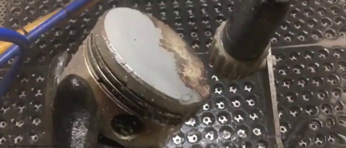 Aquastrahlen von Teilen in der Kammer